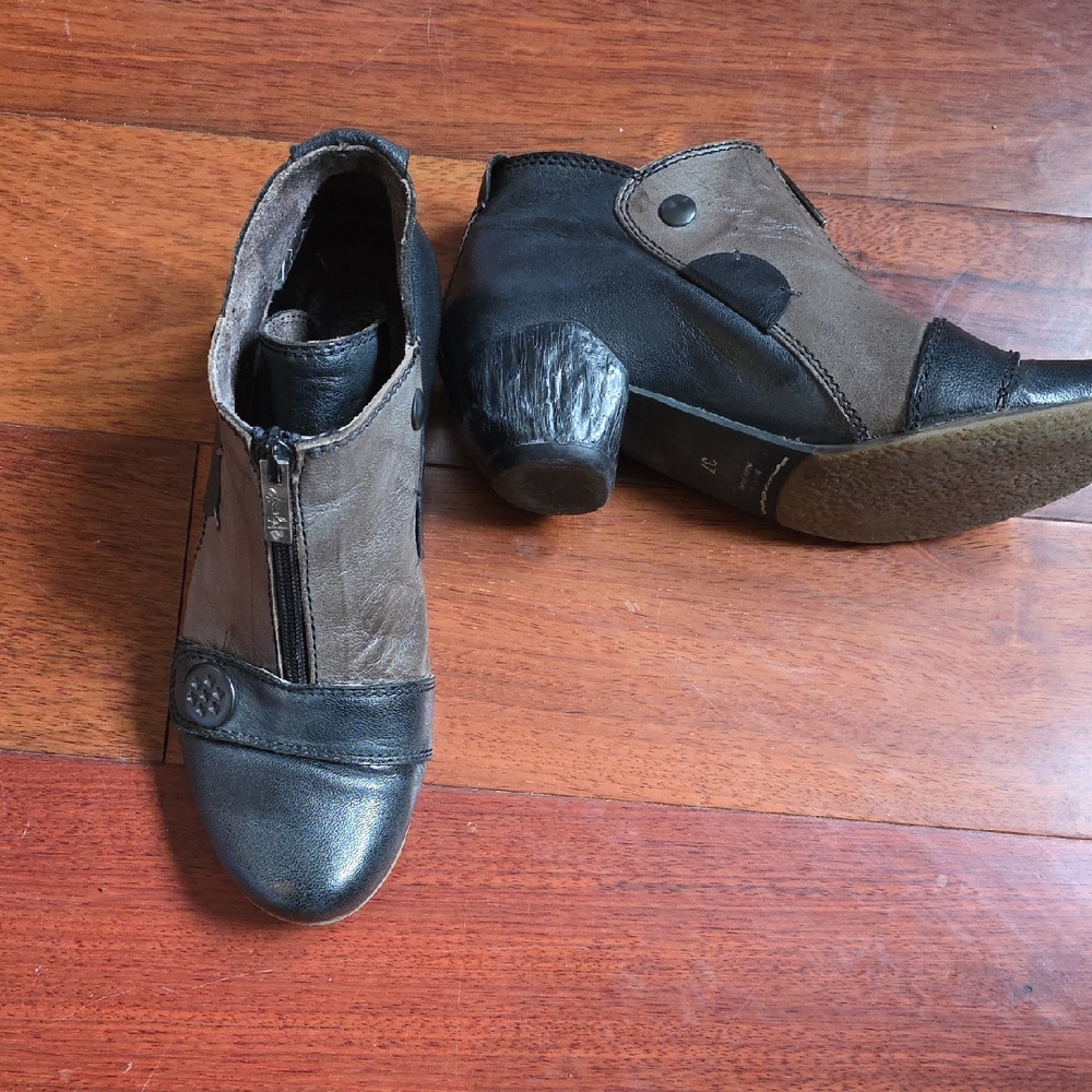 Chocolate Brand Portugal Two-Tone Leather Ankle Boots